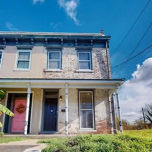 New! Renovated Townhome W/ Putting & Patio! Richmond